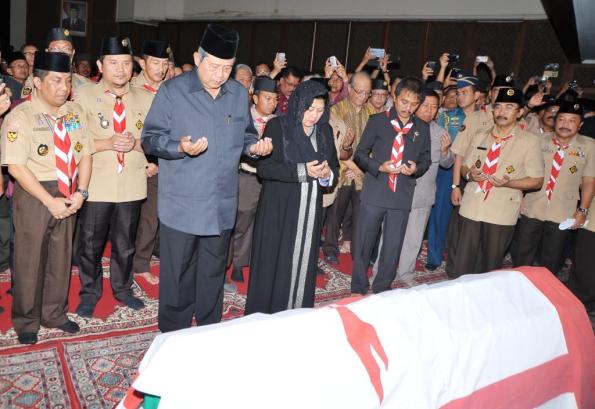 SBY melayat makam kak Azrul